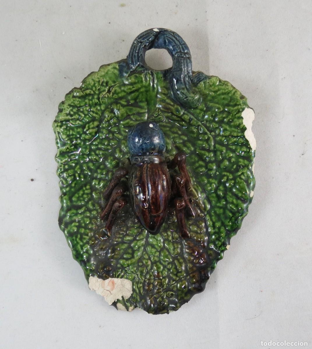 Antig&uuml;edades: Folha com grilo em barro Barcelos; Dimens&otilde;es &ndash; 13cm x 9cm; Condi&ccedil;&atilde;o &ndash; toques como &eacute; mostrado