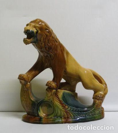 Antig&uuml;edades: Figura de Le&atilde;o em barro de Barcelos; Princ&iacute;pios do s&eacute;culo XX; Altura &ndash; 31cm; Dimens&otilde;es da Base &ndash; 27c