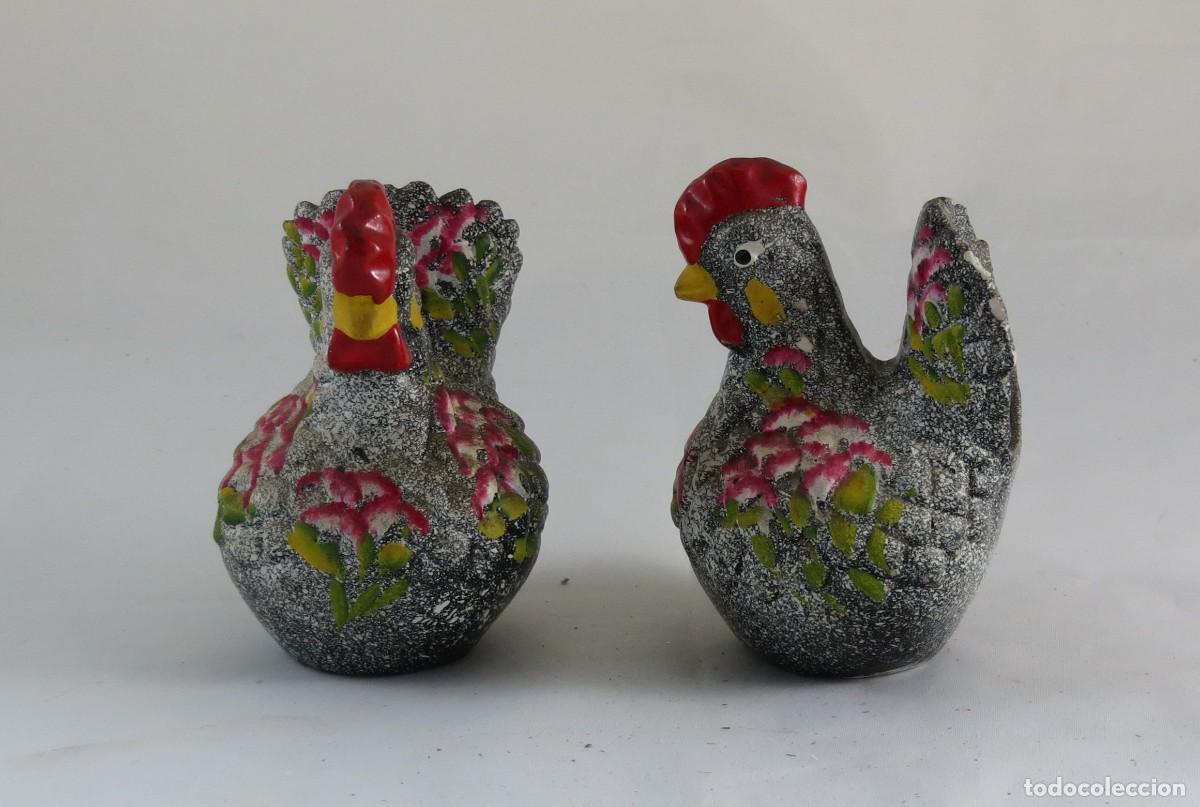 Antig&uuml;edades: Par de galinhas barro Barcelos; Altura &ndash; 12cm; Condi&ccedil;&atilde;o &ndash; boa mas com um pequen&iacute;ssimo toque na cauda
