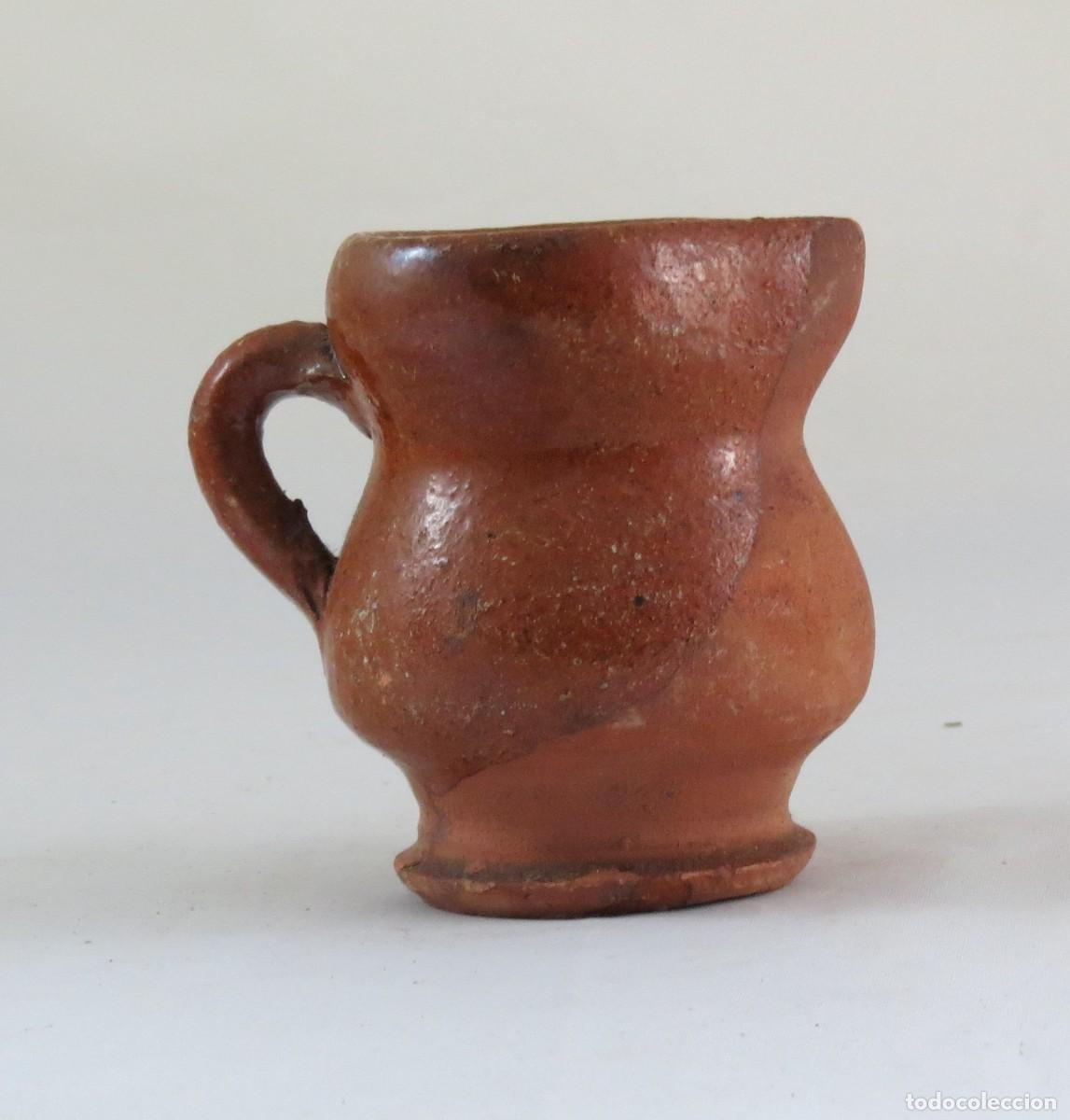 Antig&uuml;edades: Jarro em Barro de Barcelos com asa; Altura &ndash; 10cm; Condi&ccedil;&atilde;o &ndash; perfeito