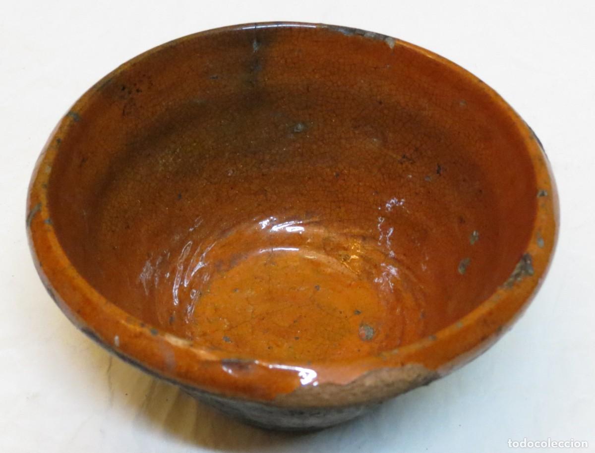 Antig&uuml;edades: Panela em Barro do Norte, n&ordm;1; S&eacute;culo XIX; Di&acirc;metro &ndash; 14,5cm; Altura &ndash; 7,5cm; Condi&ccedil;&atilde;o &ndash; um cabelo d