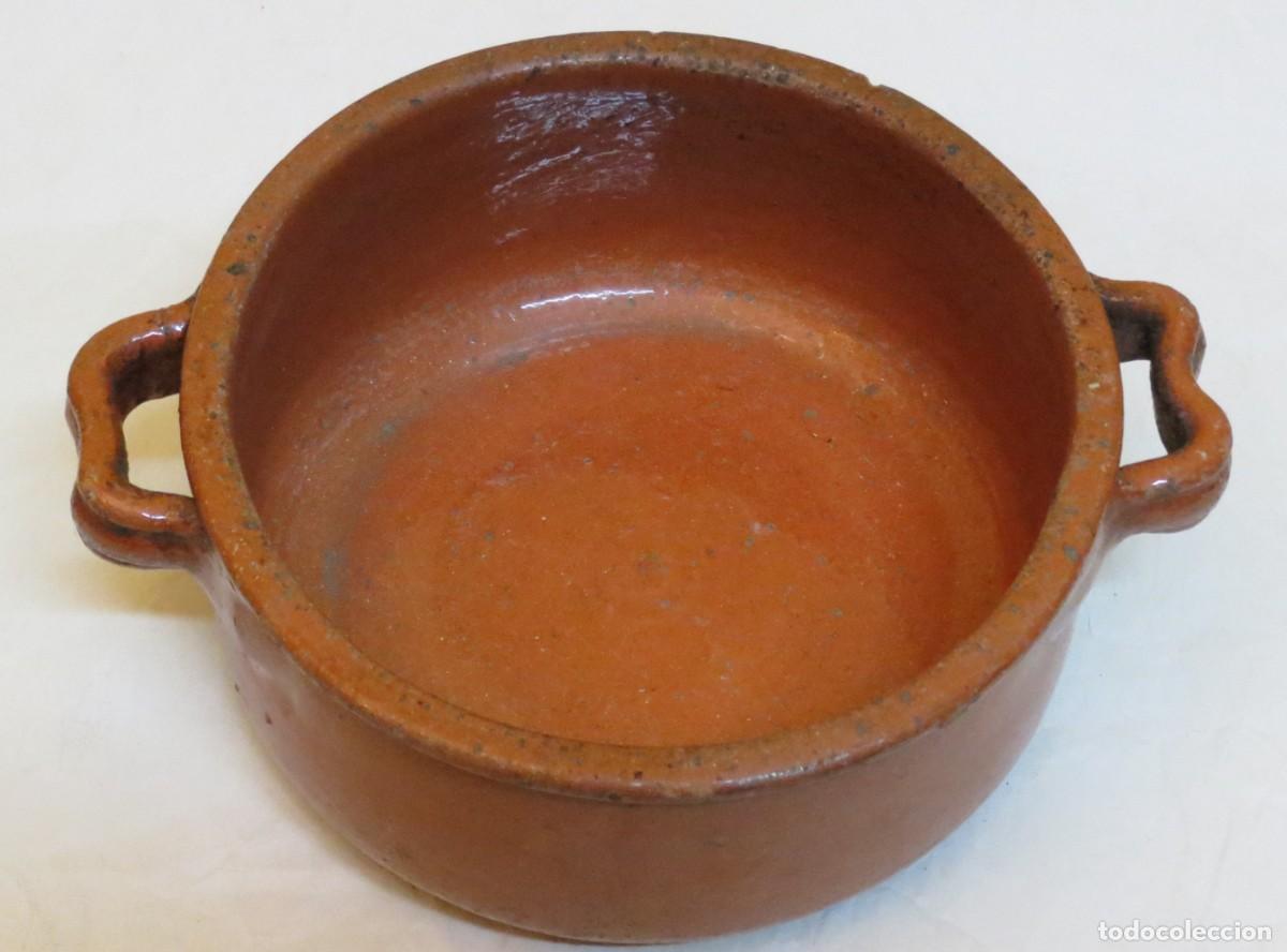 Antig&uuml;edades: Panela em Barro do Norte, n&ordm;2; S&eacute;culo XIX; Altura &ndash; 9cm; Di&acirc;metro &ndash; 17,5cm; Condi&ccedil;&atilde;o &ndash; Boa, com sina