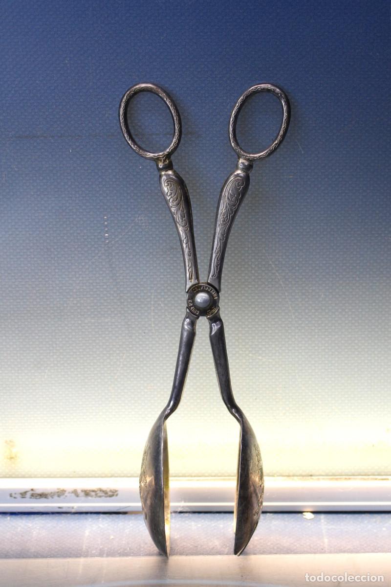 Antig&uuml;edades: Pinzas para servir de zinc con ba&ntilde;o de plata. Italia.