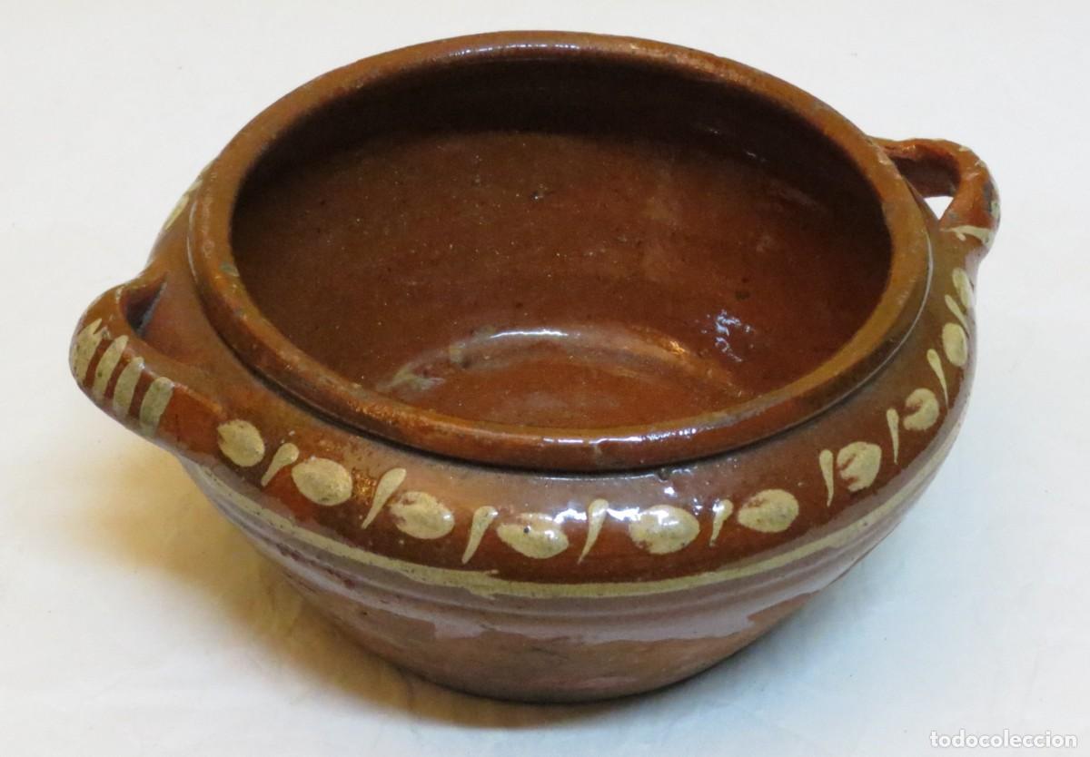 Antig&uuml;edades: Panela em Barro de Barcelos, n&ordm;3; S&eacute;culo XIX; Di&acirc;metro &ndash; 17,5cm; Altura &ndash; 9cm; Condi&ccedil;&atilde;o &ndash; Boa