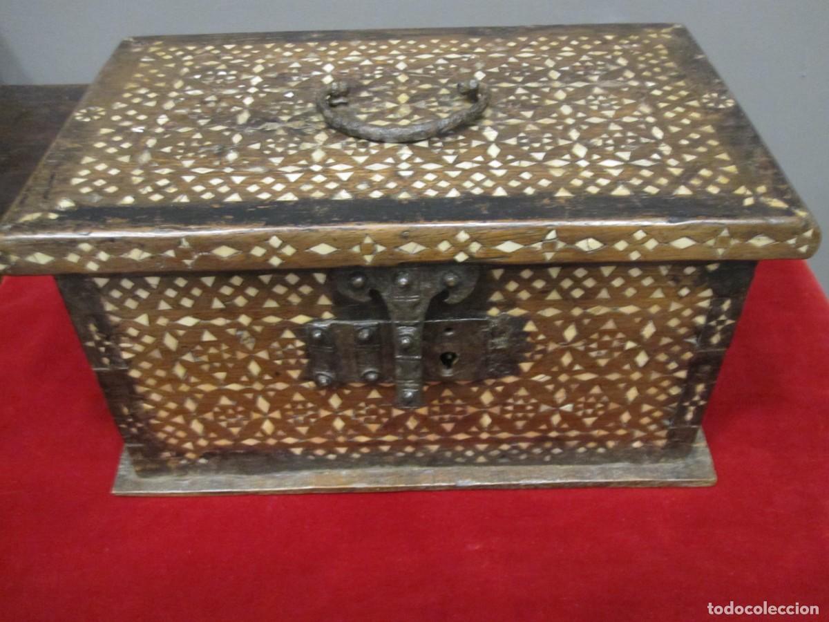 Antig&uuml;edades: BONITA ARQUETA MUDEJAR. DECORADA CON TARACEA DE NACAR SIGLO XVI o XVII