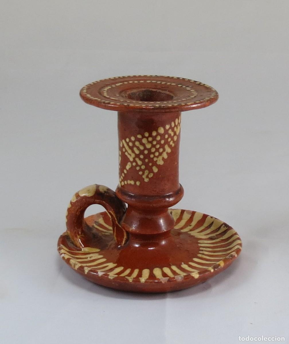 Antig&uuml;edades: Casti&ccedil;al, de Barcelos, em terracota decorada em amarelo; S&eacute;culo 19; Altura - 10cm; Di&acirc;metro - 10cm;