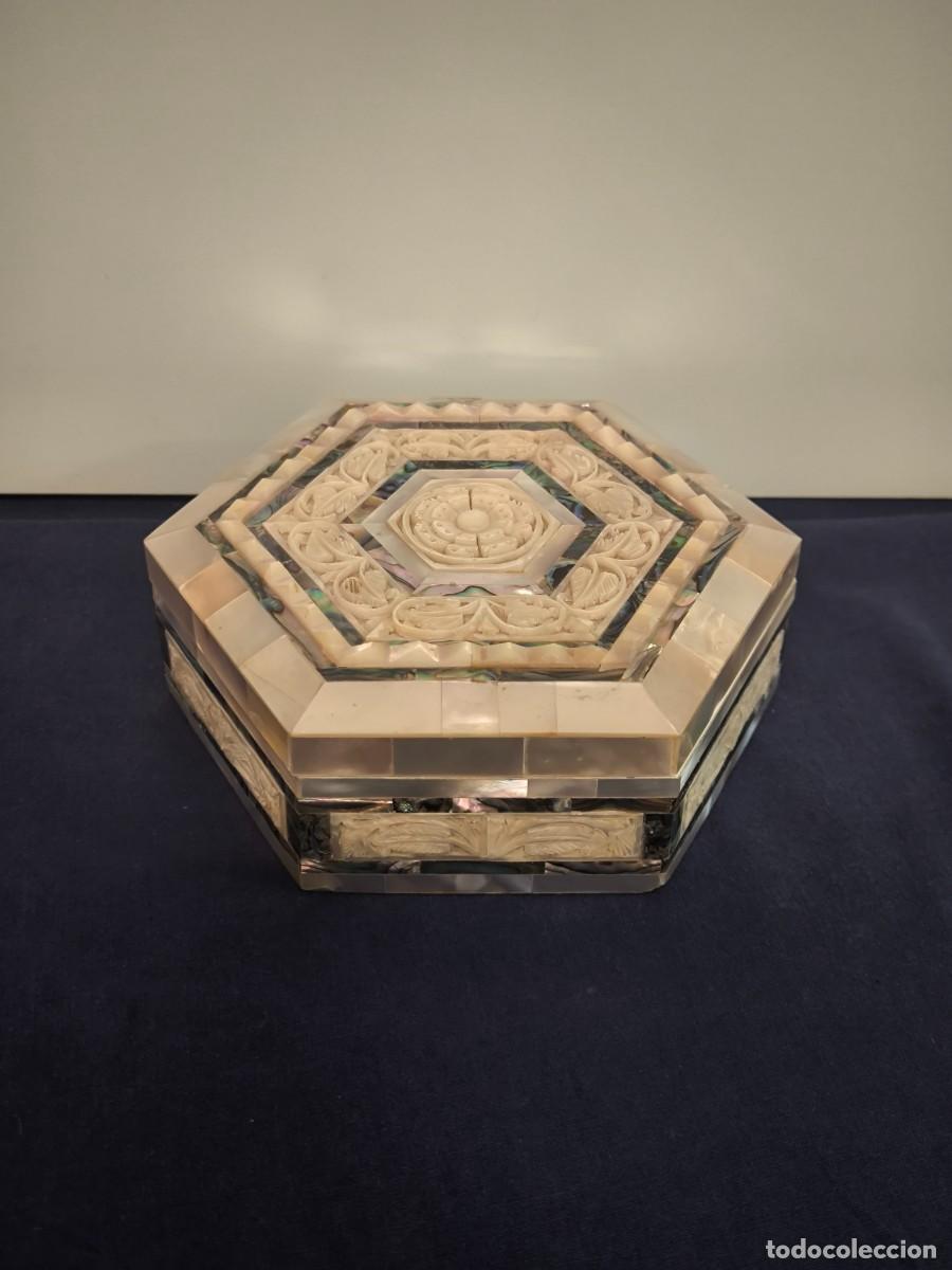 Antig&uuml;edades: CAJA VICTORIANA EN NACAR DE DIFERENTES TONALIDADES.