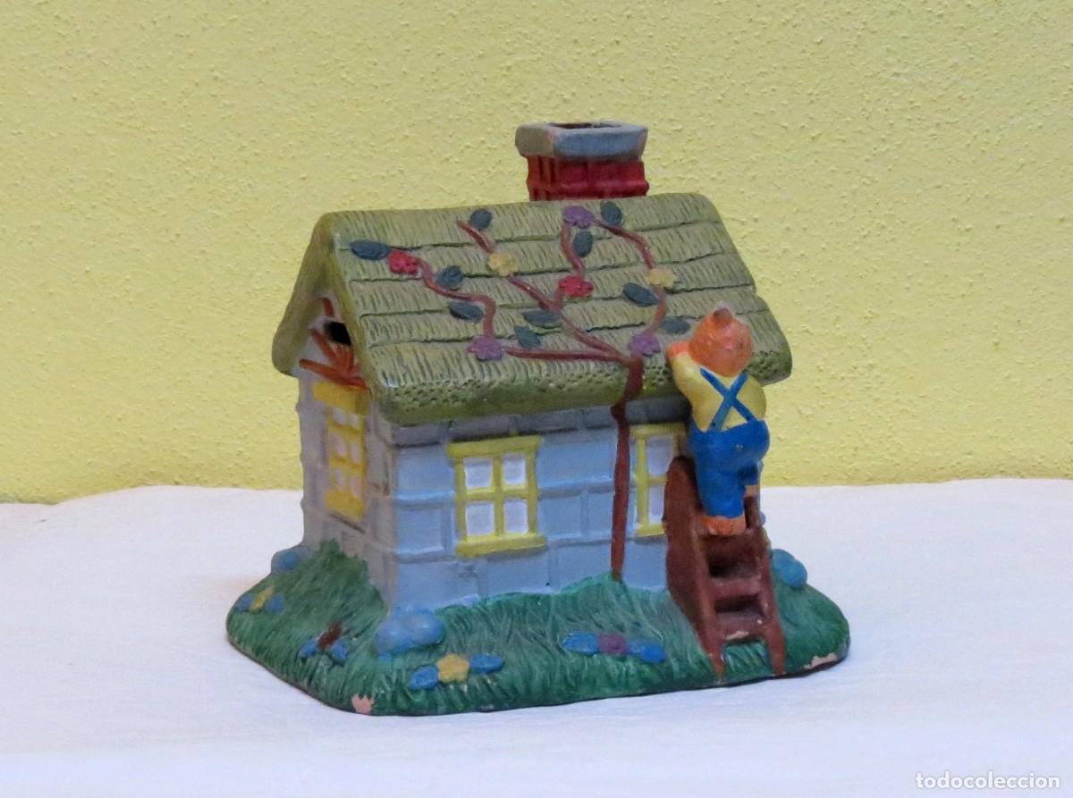 Antig&uuml;edades: Mealheiro em barro representando uma casa e um Coelho; Altura &ndash; 14cm; Base &ndash; 14.4cm x 12cm; Estado &ndash;