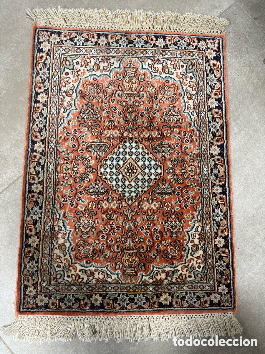 Antig&uuml;edades: Alfombra india con certificado de autenticidad y n&uacute;mero de serie. En seda natural. 64x46 cms