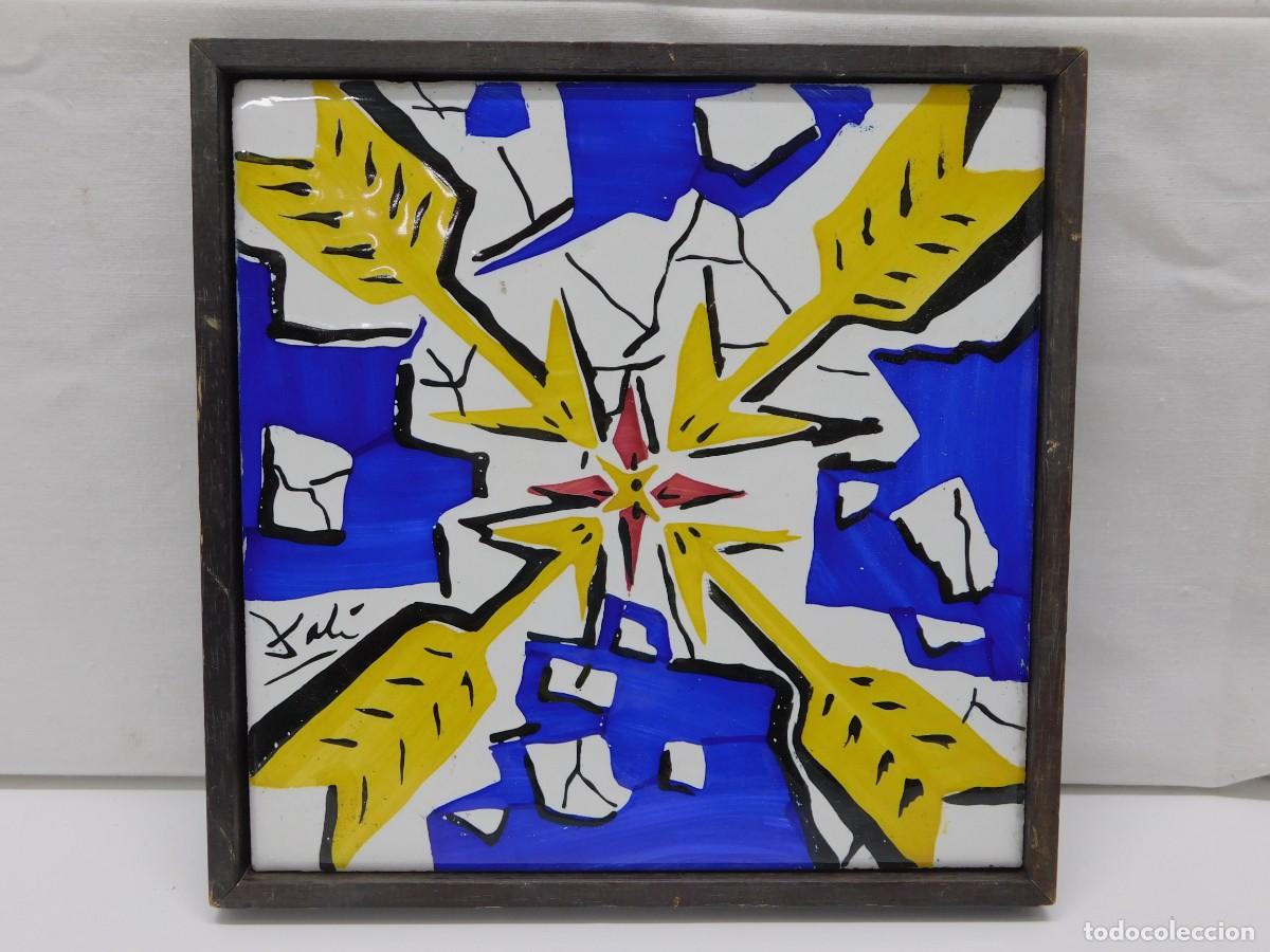 Antig&uuml;edades: AZULEJO SALVADOR DAL&Iacute; - FLECHAS CARDINALES - Foto 1