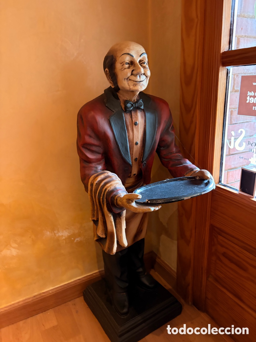 Antig&uuml;edades: La imagen muestra una figura decorativa de un camarero o mayordomo cl&aacute;sico