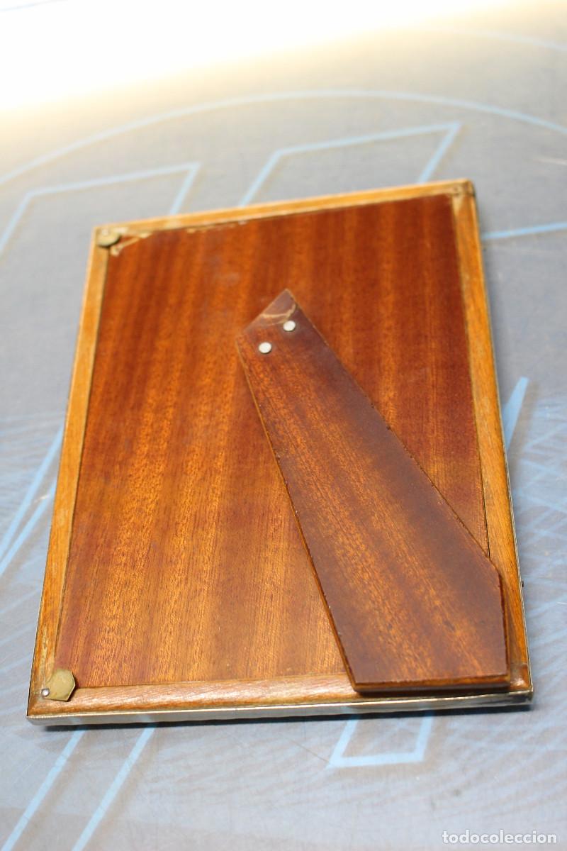 Antig&uuml;edades: Antiguo marco de alpaca, madera y cristal. - Foto 4