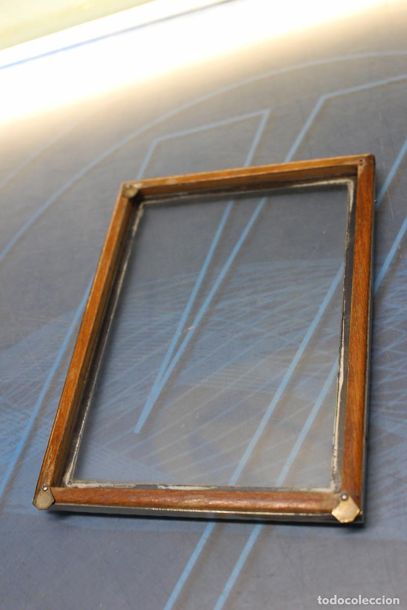 Antig&uuml;edades: Antiguo marco de alpaca, madera y cristal. - Foto 7