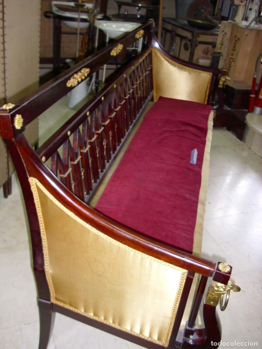 Antig&uuml;edades: Bonito y elegante tresillo de estilo imperio, con detalles dorados y tapizado en beige y p&uacute;rpura.