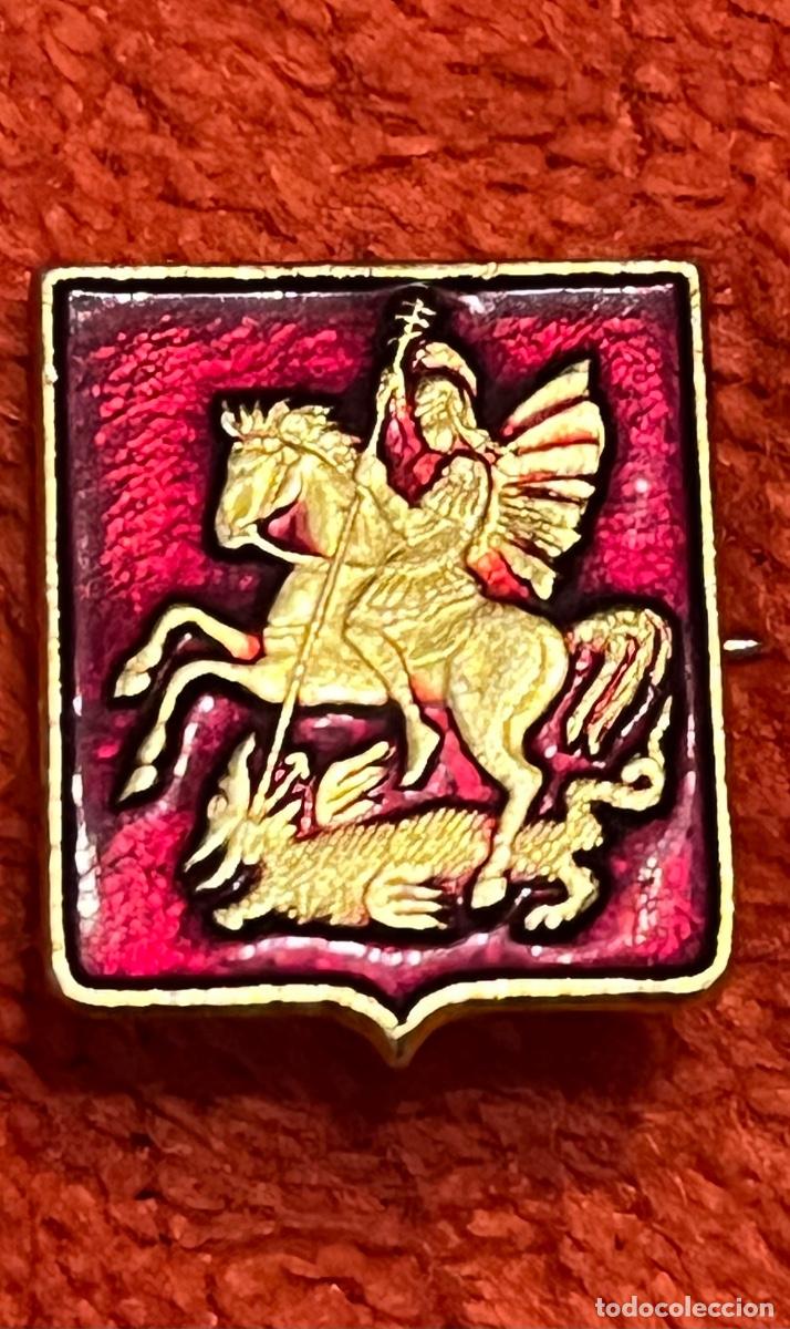 Antig&uuml;edades: Pin insignia de solapa vintage que muestra el hist&oacute;rico escudo de armas de Mosc&uacute; con la figura de Sa