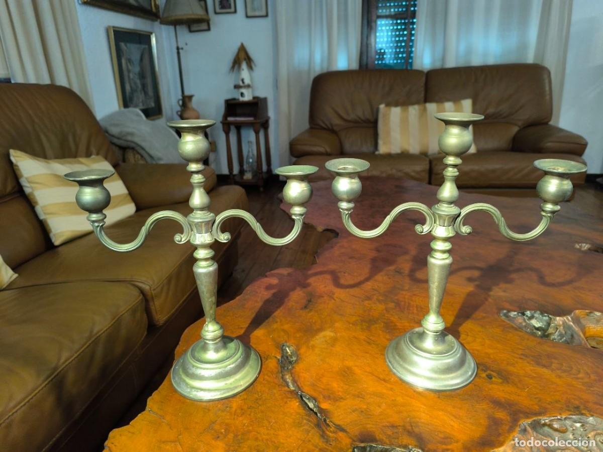 Antig&uuml;edades: PAREJA DE CANDELABROS DE LATON 31X36 CM