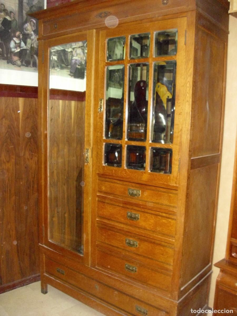 Antig&uuml;edades: Armario ropero en madera maciza. Con dos puertas y cinco cajones.