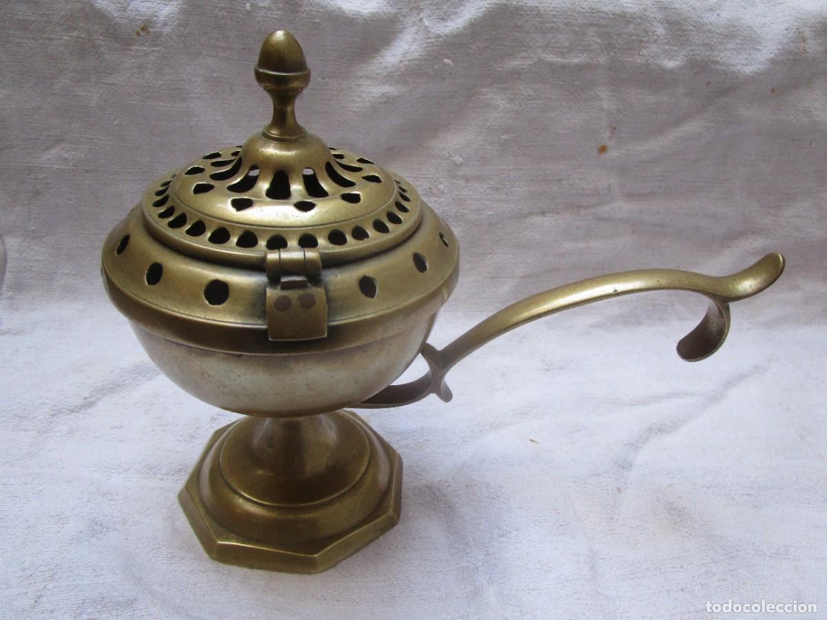 Antig&uuml;edades: Singular incensario botafumeiro - de mano o sobremesa en bronce, asa remachada, base roscada. + info