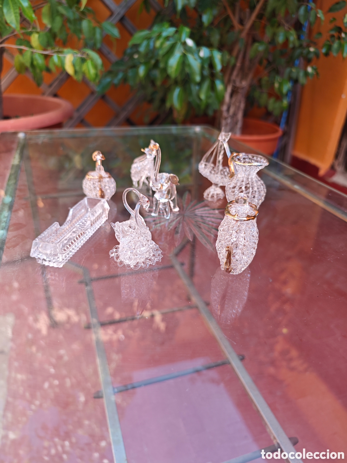 Antig&uuml;edades: Lote de ocho figuritas de cristal con detalles en dorado
