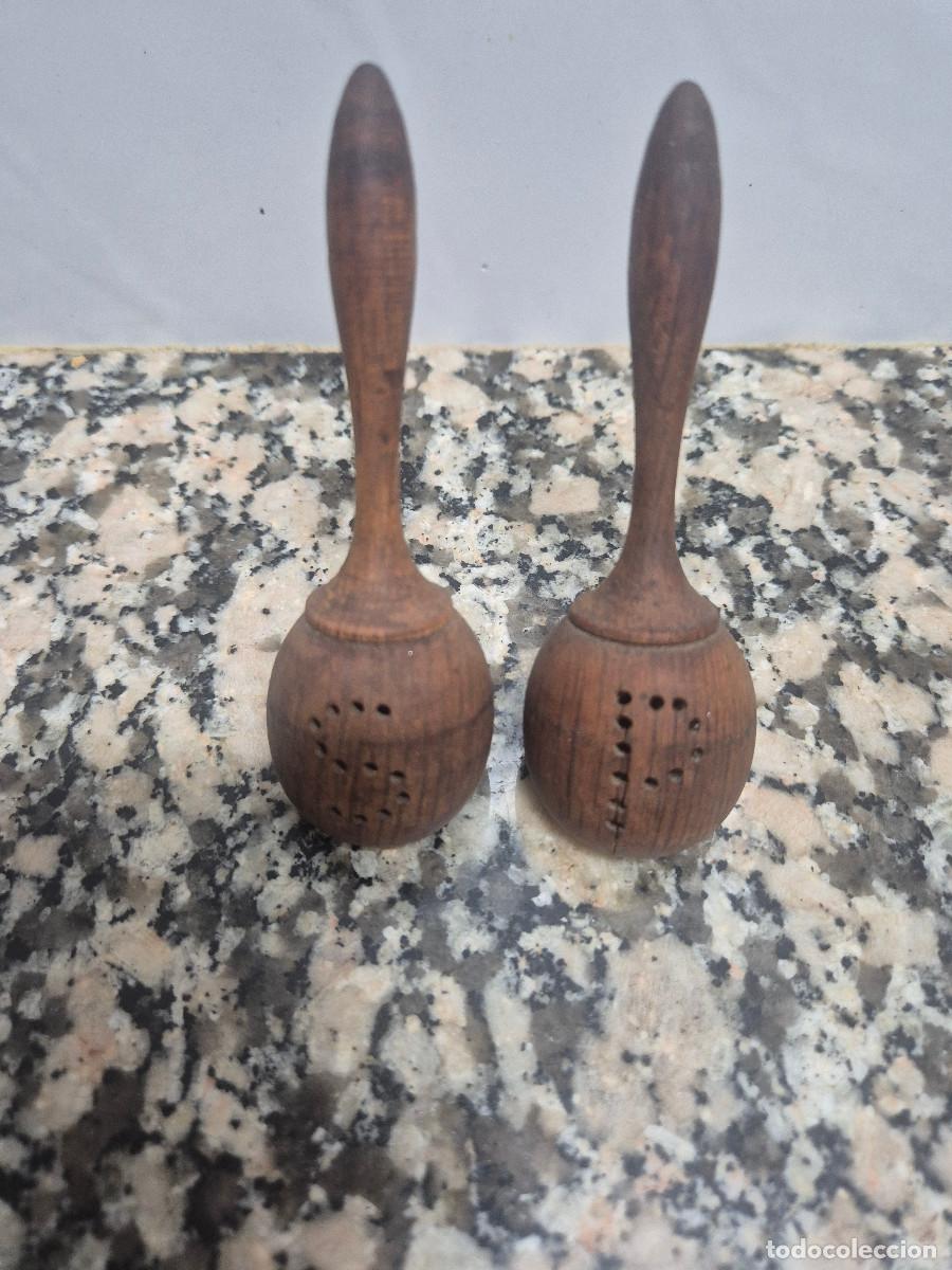 Antig&uuml;edades: SALERO PIMENTERO FORMA DE MARACAS DE MADERA.