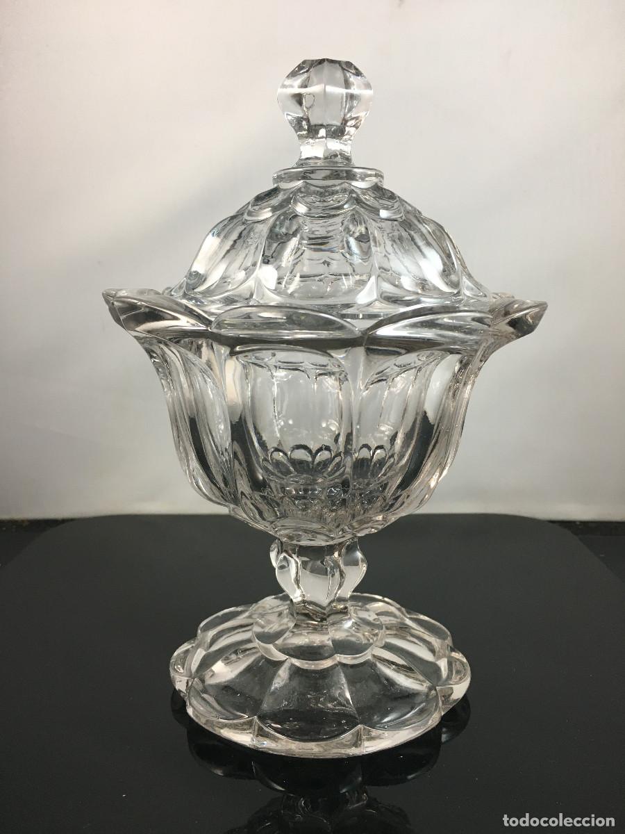 Antig&uuml;edades: Bombonera con tapa en cristal prensado. 1920s