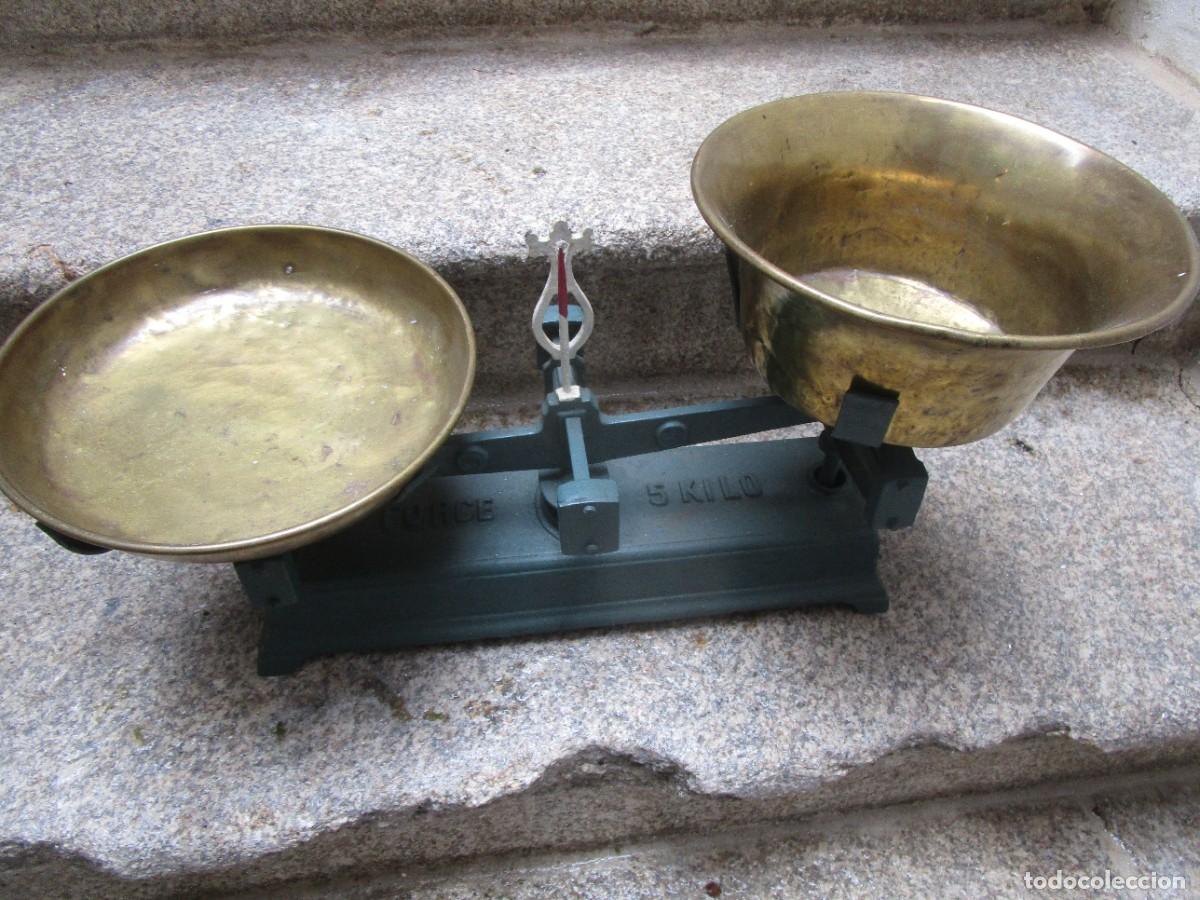 Antig&uuml;edades: Singular y perfecta balanza francesa de sobremesa - 5 kilos fuerza, base 45x17 pesa 8kg, altura29cm.