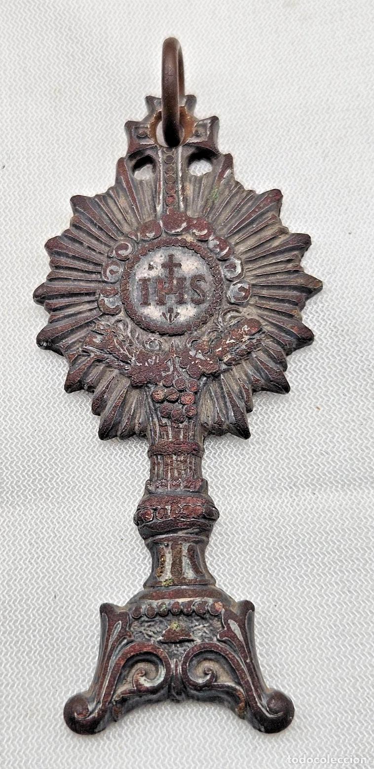 Antig&uuml;edades: ANCIEN PENDENTIF EX VOTO OSTENSOIR IHS MONTRANCE EN METAL