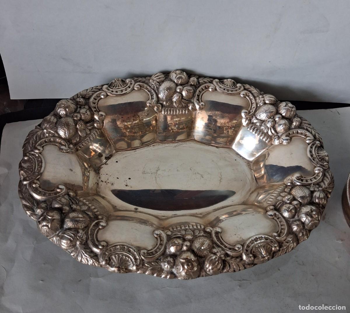 Antig&uuml;edades: Antigua bandeja de metal plateado