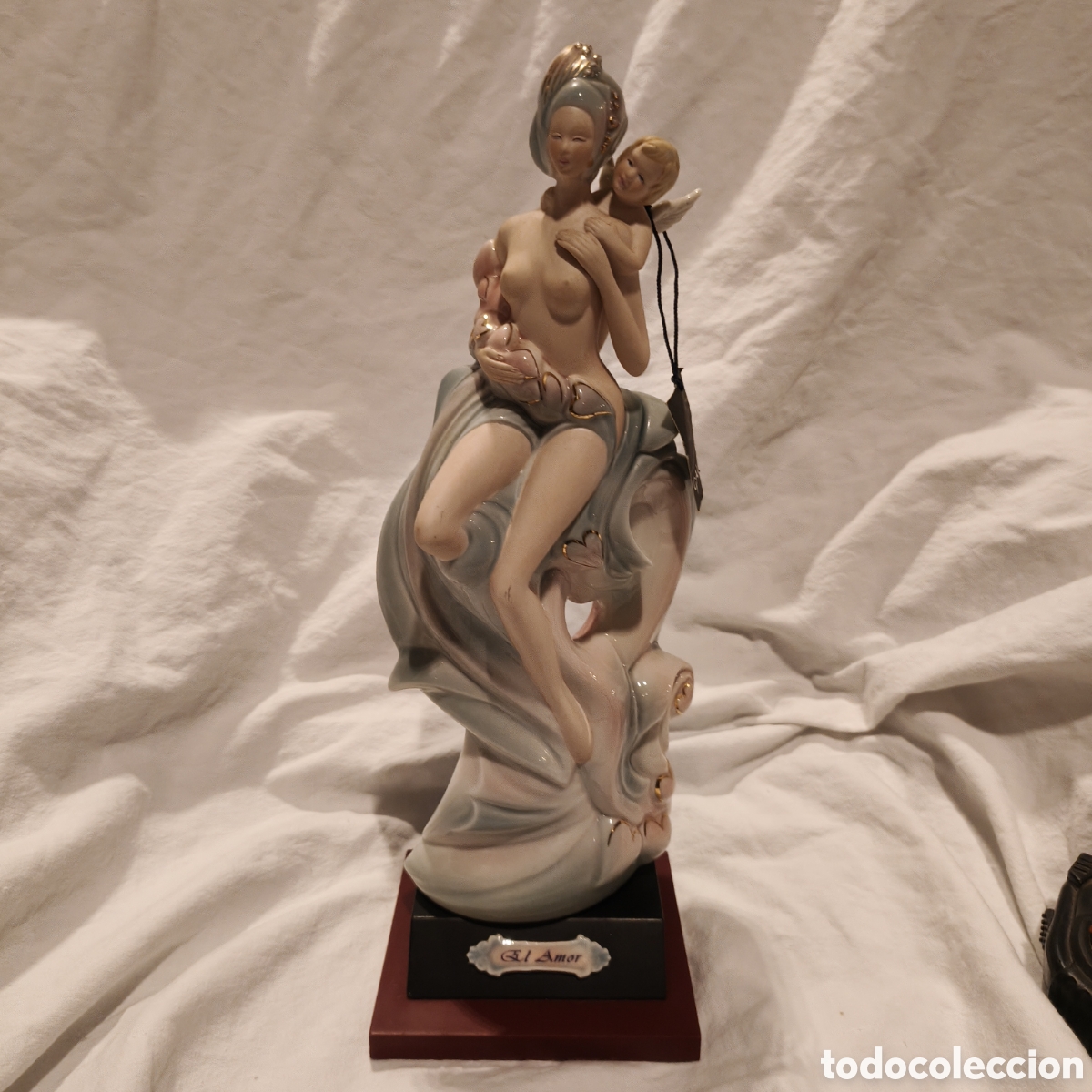 Antig&uuml;edades: Escultura Porcelana GALOS &rdquo;El Amor&rdquo; (Maternidad). 36 cm. Decorada en ORO DE LEY. Ourense. Serie 8158