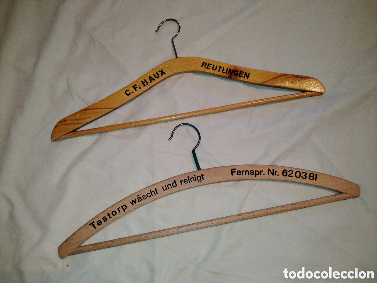 Antig&uuml;edades: Dos antiguas perchas de madera. - Foto 1