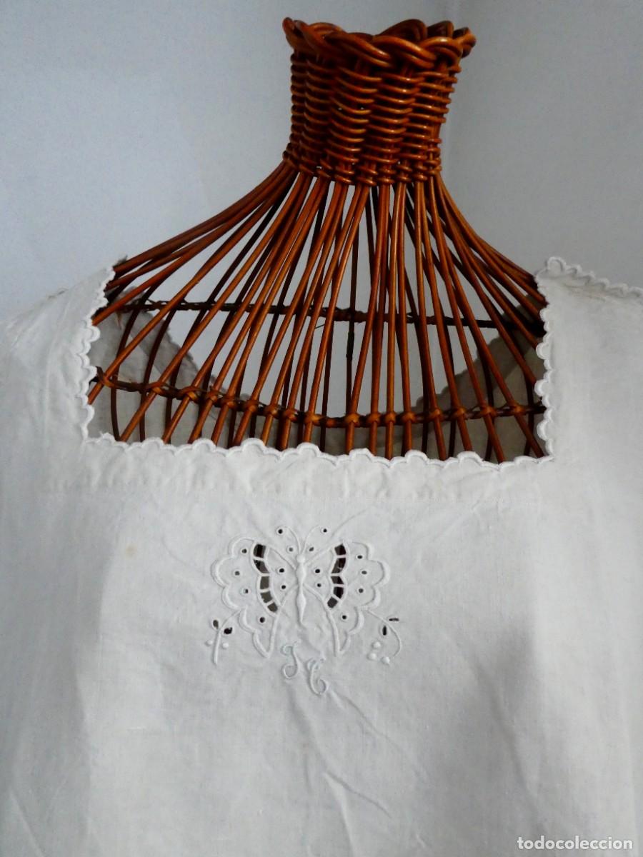Antig&uuml;edades: ANTIGUO CAMIS&Oacute;N DE LINO BORDADO - AJUAR NOVIA S.XIX