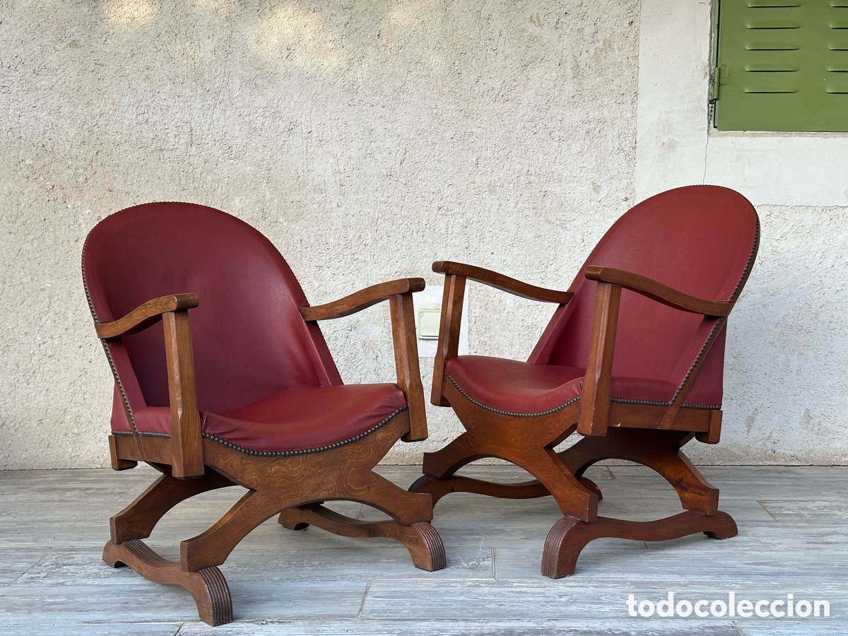 Antig&uuml;edades: Pareja de butacas Arts & Crafts de roble y piel, circa. 1930. Tachones. Sillas Descalzadoras.