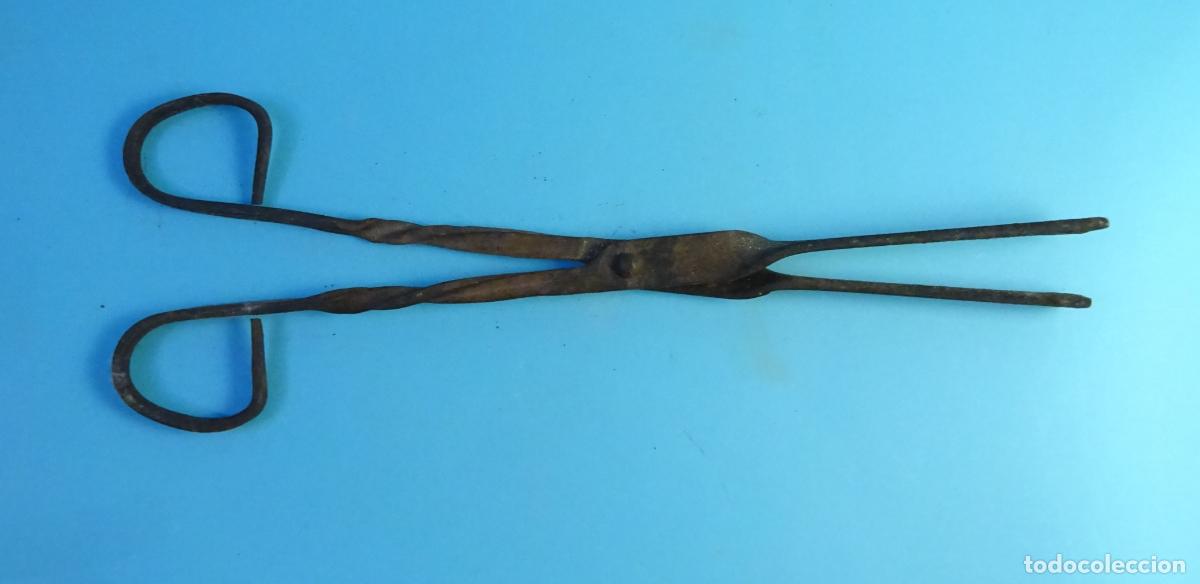 Antig&uuml;edades: TENAZAS / TIJERAS DE HIERRO FORJADO PARA CHIMENEA / ESTUFA DE LE&Ntilde;A. LONGITUD 30 CM
