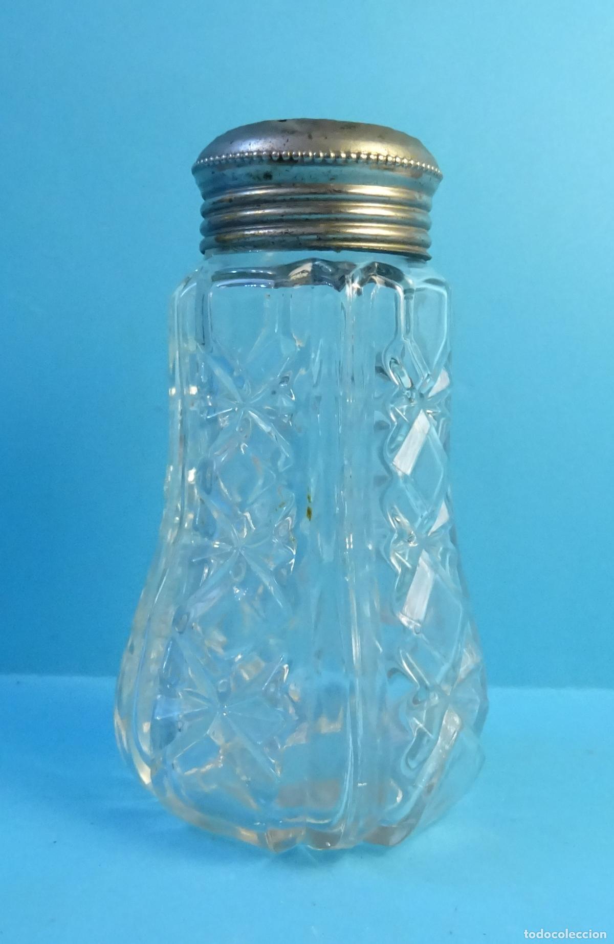 Antig&uuml;edades: GRAN SALERO DE VIDRIO PRENSADO CON TAP&Oacute;N MET&Aacute;LICO ALPACA / PLATA. ALTURA 12 CM