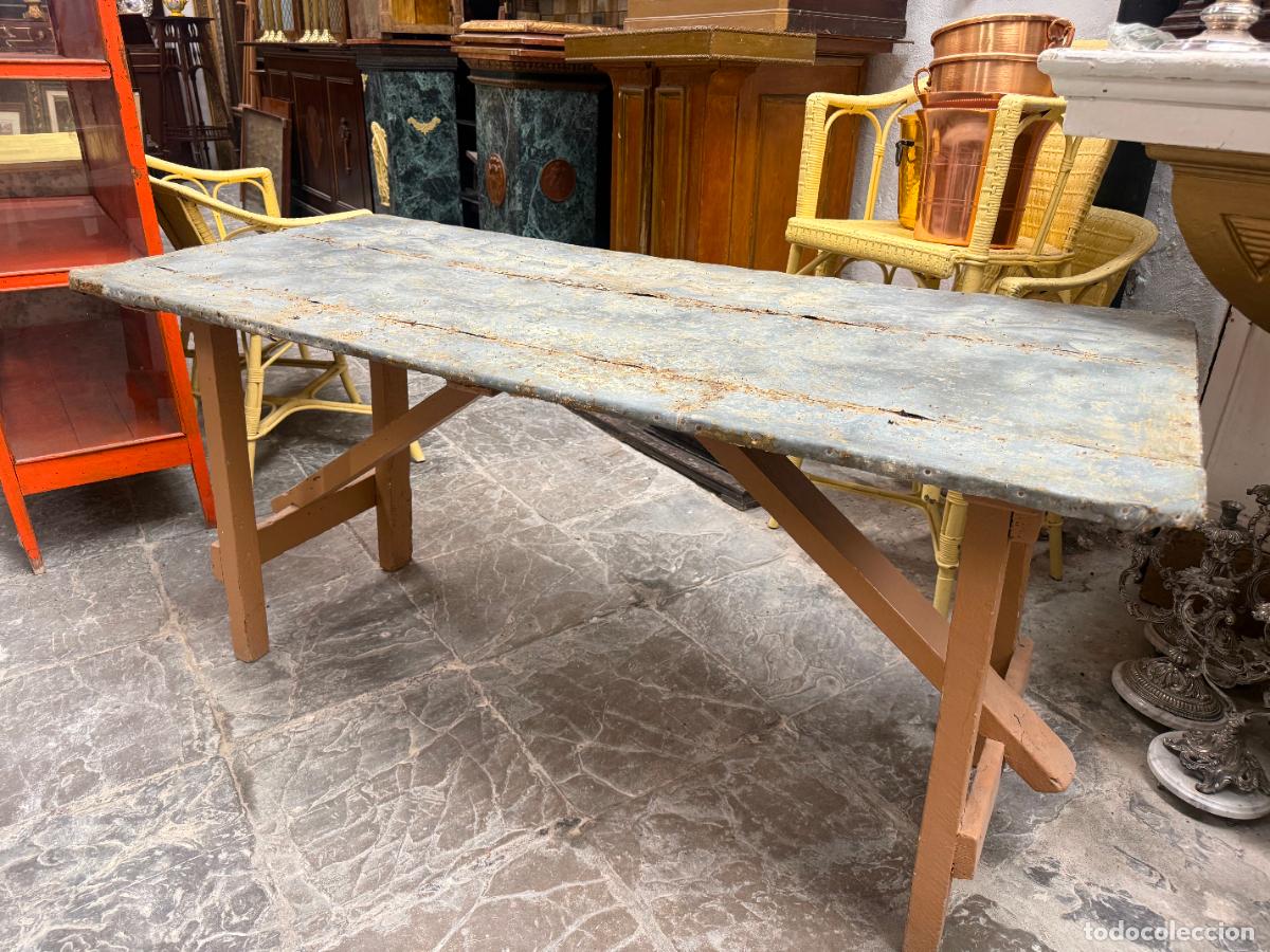 Antig&uuml;edades: ANTIGUA MESA INDUSTRIAL REALIZADA EN MADERA Y TAPA SOBRE CHAPADA - MEDIDA 153X68X75 CM