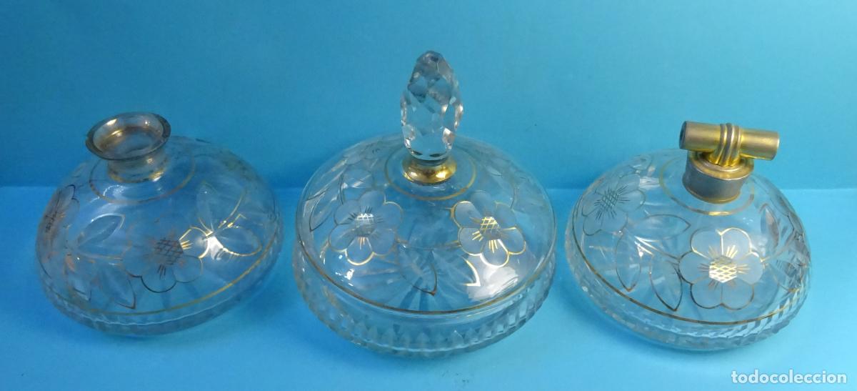 Antig&uuml;edades: JUEGO DE TOCADOR DE CRISTAL TALLADO Y DECORADO CON FLORES CON TRAZOS DORADOS