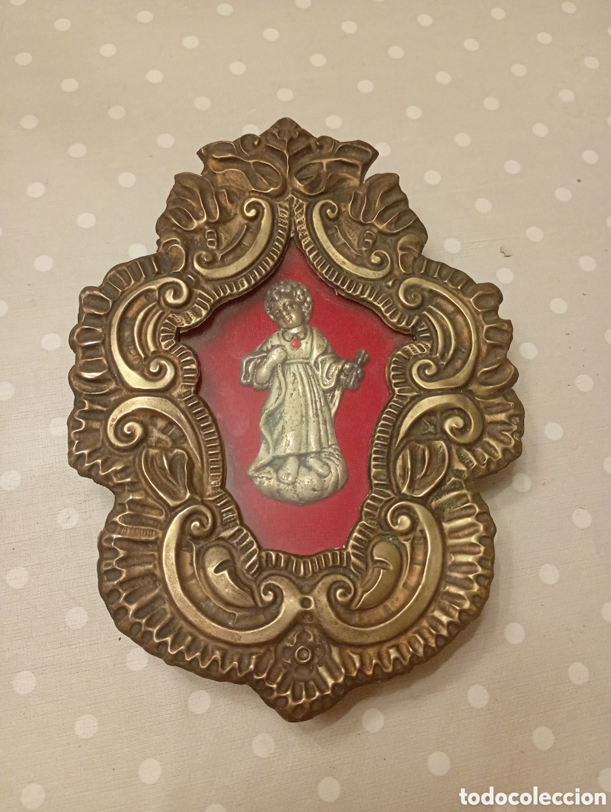 Antig&uuml;edades: Relicario del ni&ntilde;o Jes&uacute;s del Santo Coraz&oacute;n. Metal plateado repujado.
