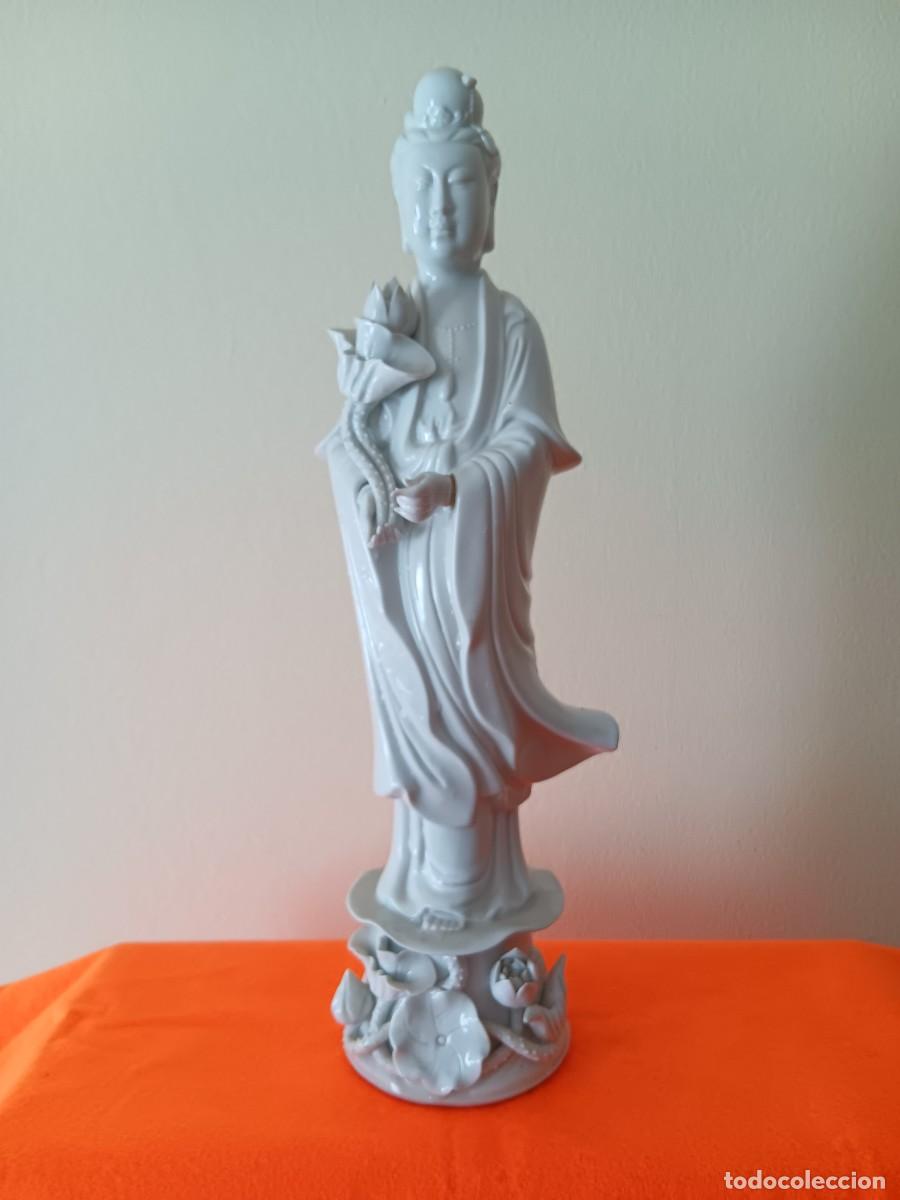 Antig&uuml;edades: FIGURA DE PORCELANA CHINA BLANCA DE LA DIOSA GUANYIN SOSTENIENDO UNA FLOR DE LOTO