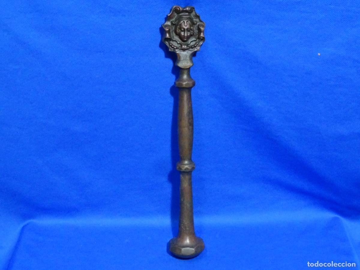 Antig&uuml;edades: ANTIGUA MAZA DE MORTERO EN BRONCE SOBRE SIGLO XIX. 37.5 CM. 1500 GRAMOS.