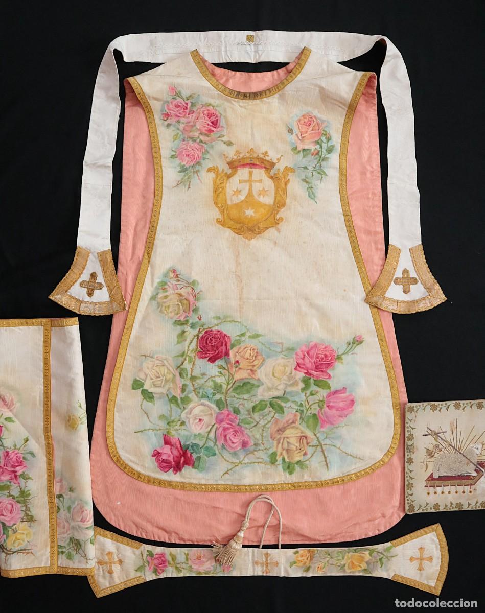 Antig&uuml;edades: Casulla de seda policromada con motivos religiosos entre flores. Pps. S. XX.