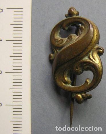 Antig&uuml;edades: ANTIGUA INSIGNIA DE ALFILER CON LA LETRA &rdquo;S&rdquo;