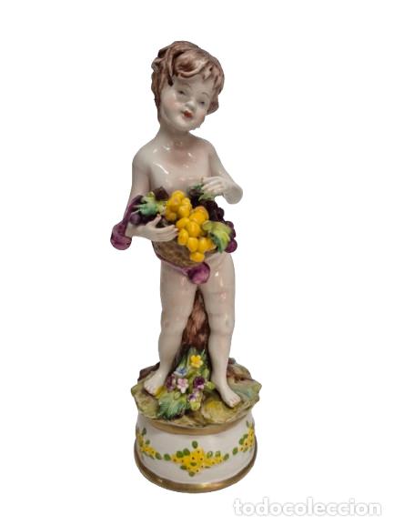 Antig&uuml;edades: Antigua Figura - Porcelana de Capodimonte, Estilo Volkstedt - Putto, Querub&iacute;n con Cesta de Uvas