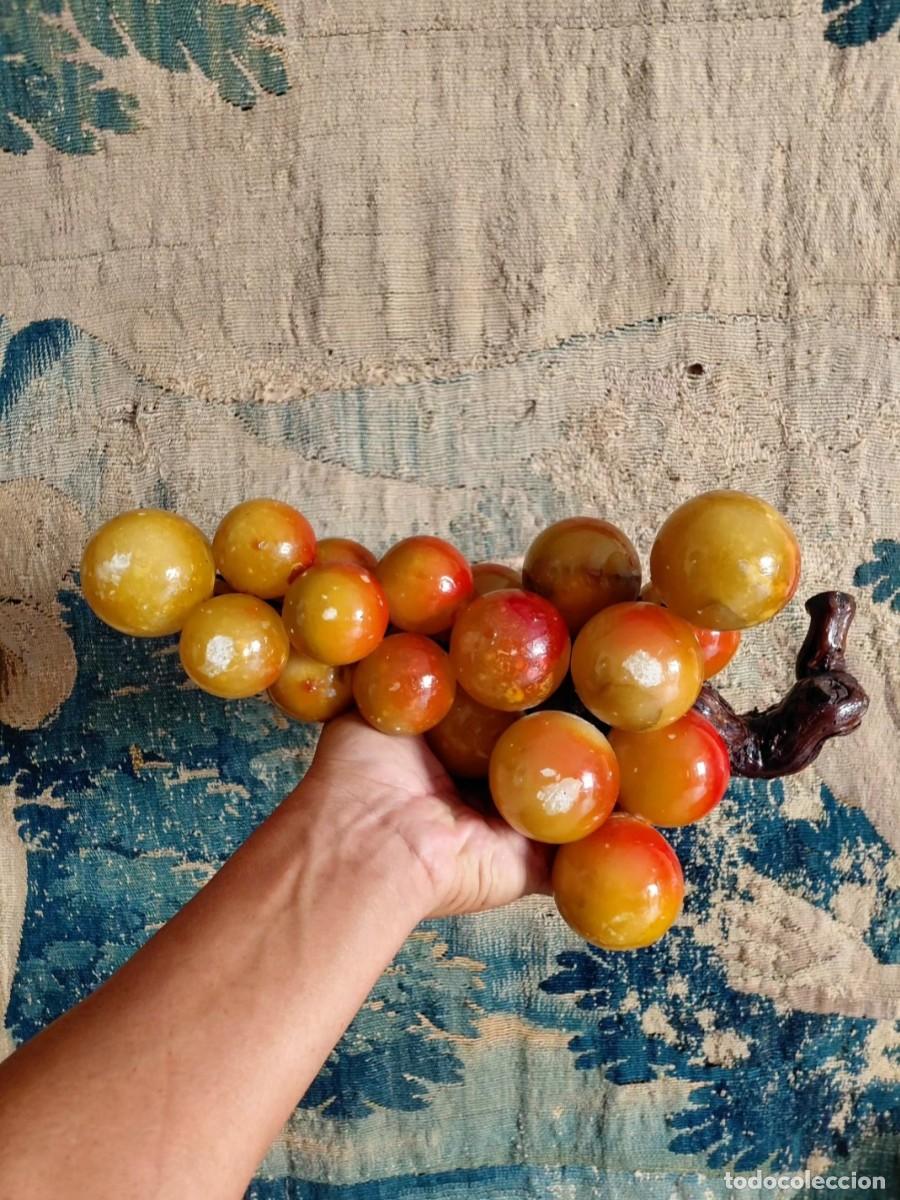 Antig&uuml;edades: Enorme racimo de uvas en alabastro. Piedra