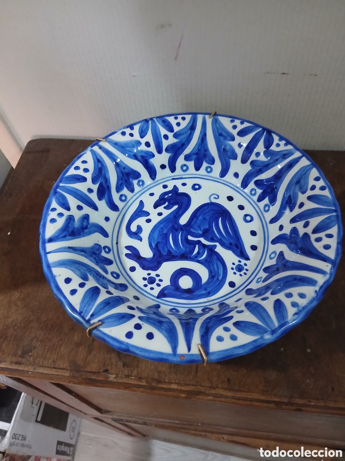 Antig&uuml;edades: Plato decorativo de cer&aacute;mica azul y blanco pintado a mano &ndash; 25 cm