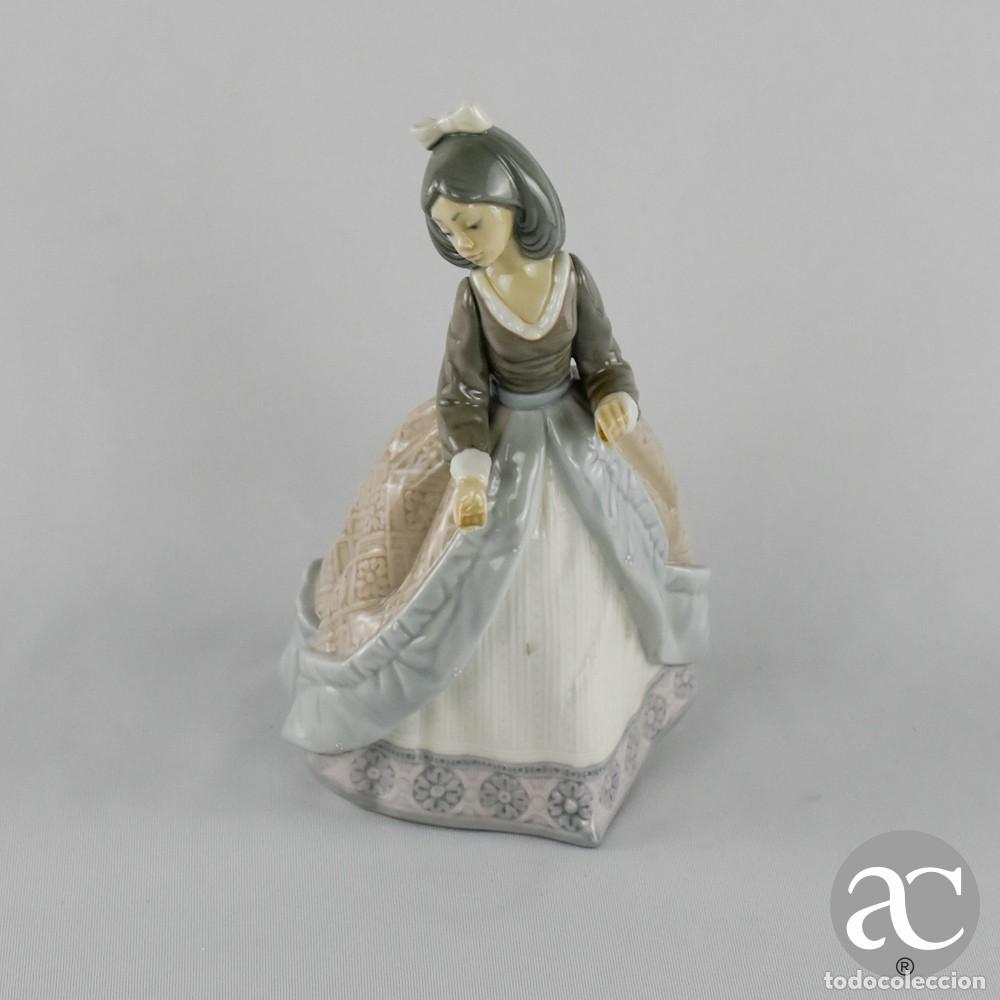Antig&uuml;edades: Figura em porcelana Lladr&oacute;, representando uma jovem mulher com vestido de &eacute;poca
