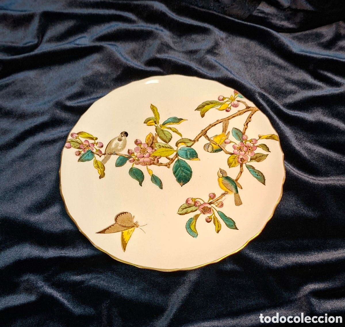 Antig&uuml;edades: Plato de porcelana con aves y flores &ndash; 22 cm