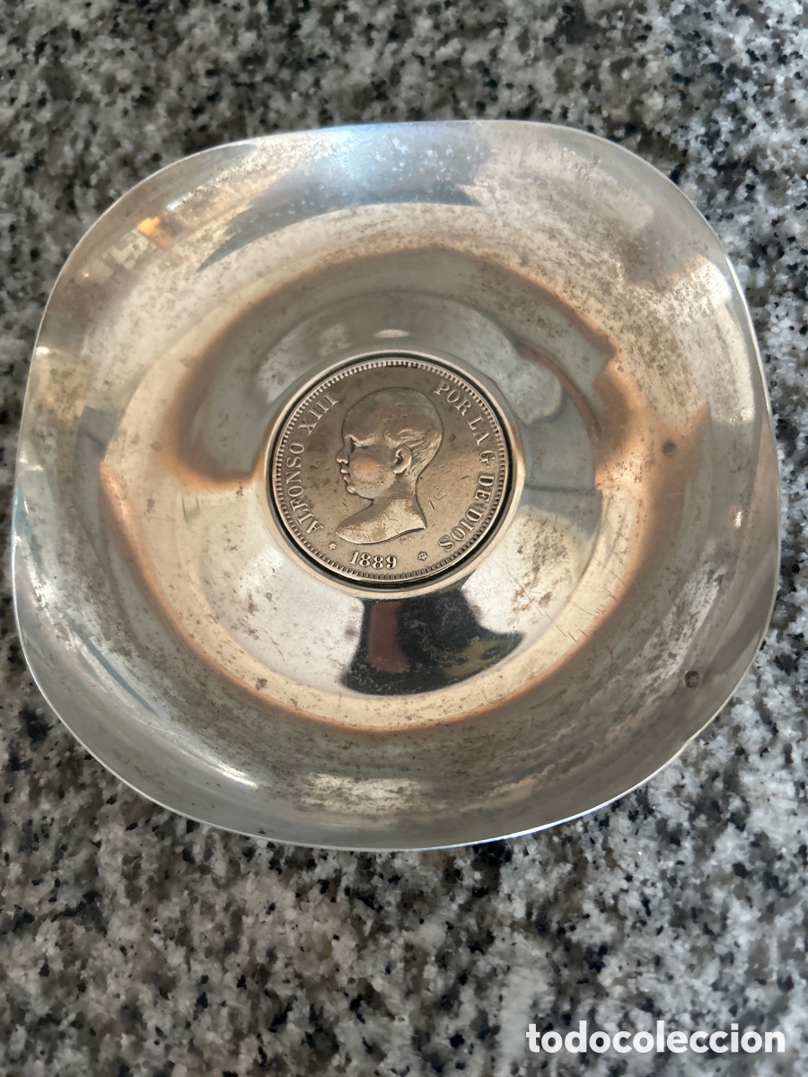Antig&uuml;edades: Moneda de plata de 1889 de 5 pesetas incrustada en cenicero