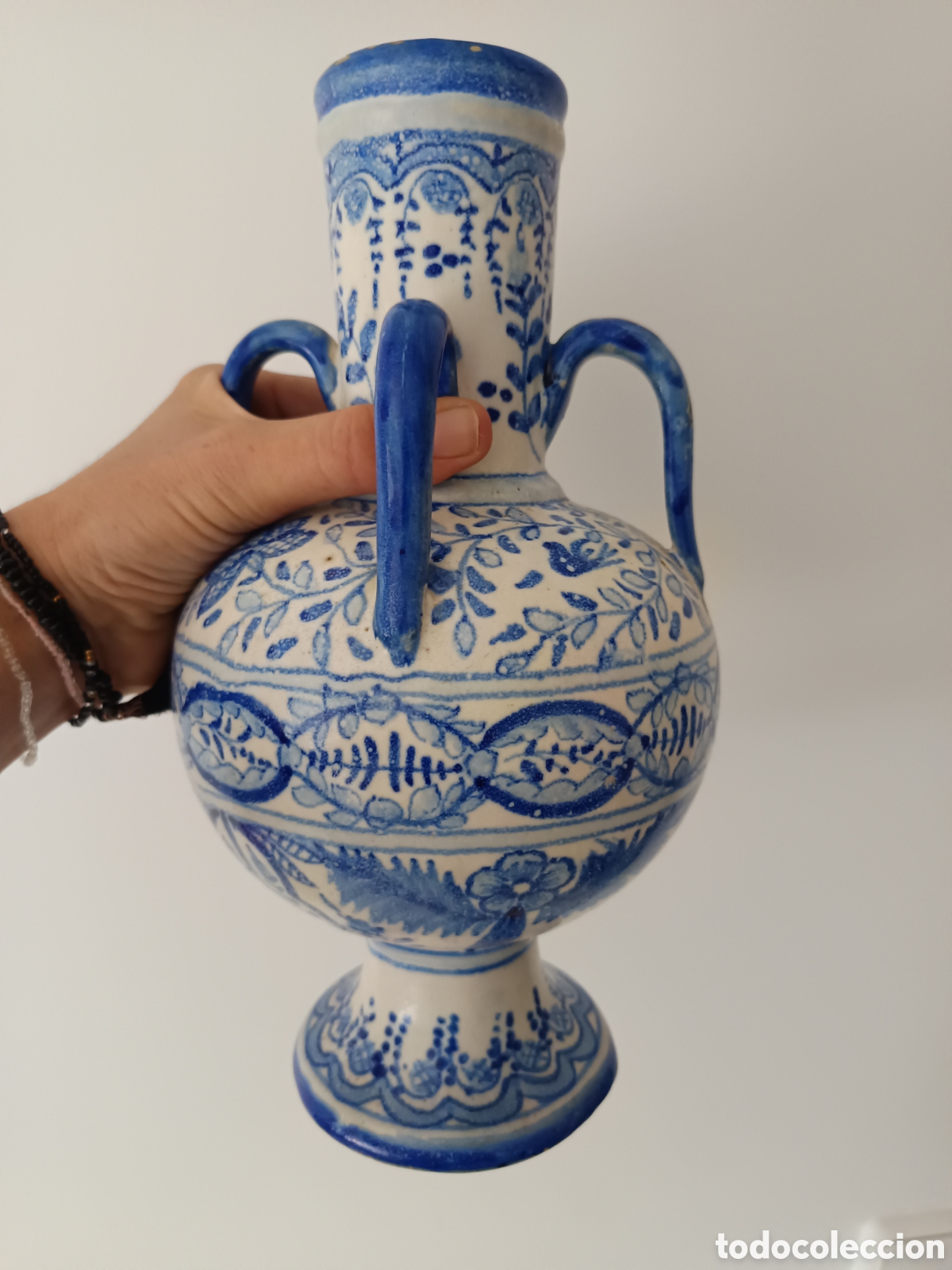 Antig&uuml;edades: Jarr&oacute;n de Talavera azul y blanco con cuatro asas numeraci&oacute;n incisa