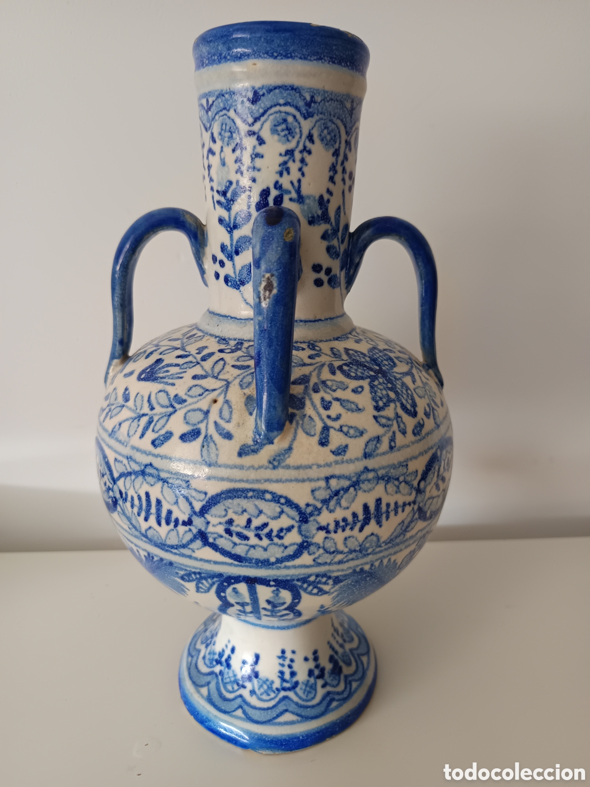 Antig&uuml;edades: Jarr&oacute;n de Talavera azul y blanco con cuatro asas numeraci&oacute;n incisa