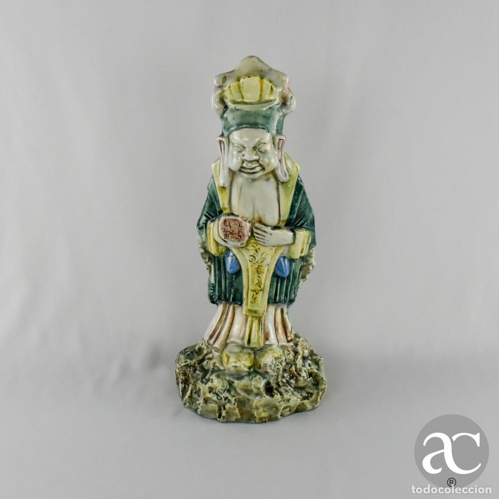 Antig&uuml;edades: Figura de dignit&aacute;rio chin&ecirc;s em cer&acirc;mica vidrada Sancai